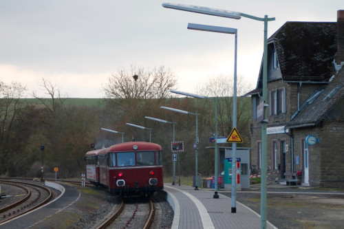 798 818, 998 250 und 998 880 am Bahnsteig in Niederzeuzheim, aufgenommen am 13.03.2016.