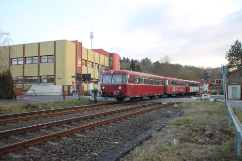 998 880, 998 250 und 798 818 am Telekommunikationsgebäude bei Staffel, aufgenommen am 13.03.2016.