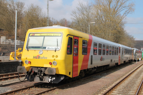 629 072 der HLB steht zur Wochenendruhe im Bahnhof Westerburg, aufgenommen am 13.03.2016.
