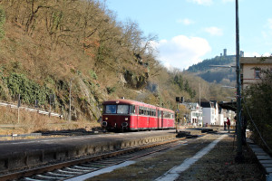 798 829 und 996 677 der OEF halten im Bahnhof Balduinstein, aufgenommen am 28.02.2015.