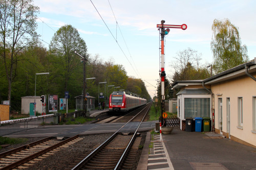 Ein ET 430 der S-Bahn Rhein-Main hielt am 17.04.2015 am Haltepunkt Eddersheim.