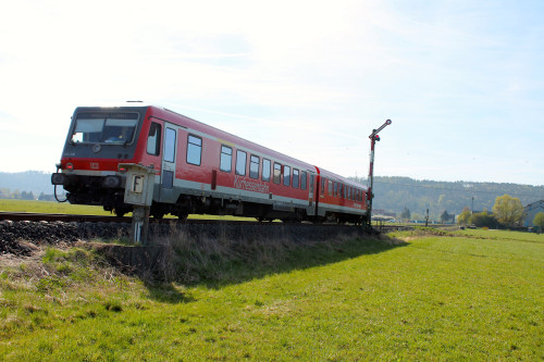 628 228 der Kurhessenbahn fuhr am 21.04.2015 auf der Burgwaldbahn in den Bahnhof Sarnau ein.