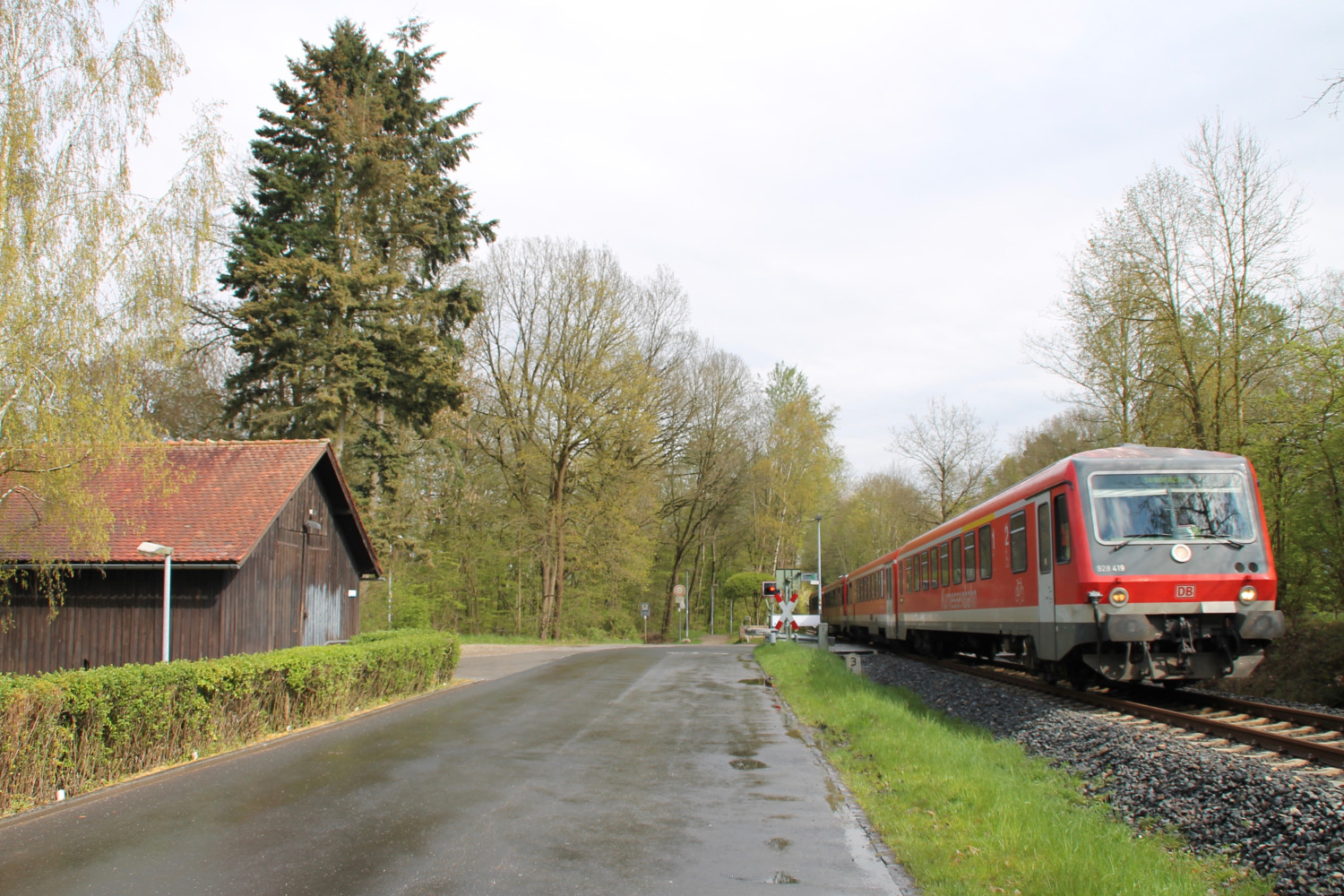 628 419 und 628 429 am Bahnübergang am Waldkrankenhaus in Köppern auf der Taunusbahn, aufgenommen am 23.04.2016.
