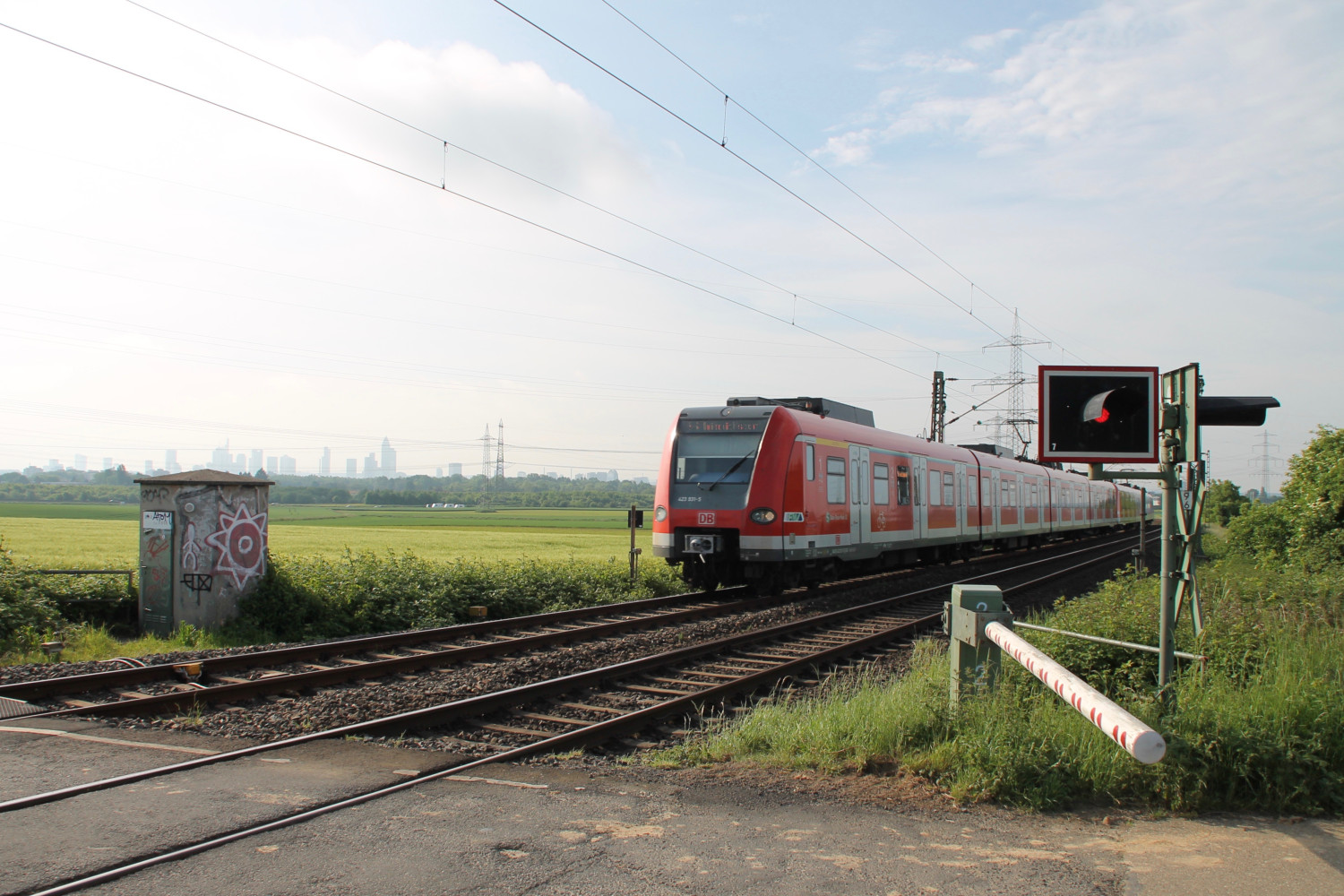 423 431 am Bahnübergang bei Weißkirchen auf der Homburger Bahn, aufgenommen am 21.05.2016.