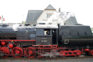 52 4867 vor dem Bahnhofsgebäude in Grävenwiesbach auf der Taunusbahn, aufgenommen am 21.05.2016.