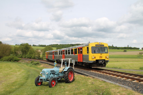 Ein VT2E der HLB begegnet einem Eicher Traktor in Hundstadt auf der Taunusbahn, aufgenommen am 21.05.2016.