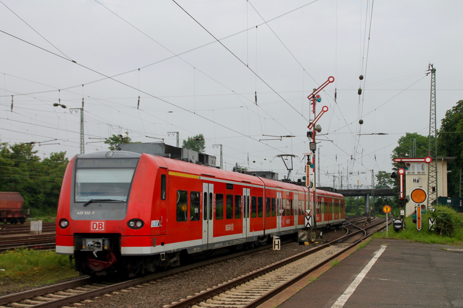 425 032 verlässt den Bahnhof Hanau Hbf, aufgenommen am 05.06.2016.