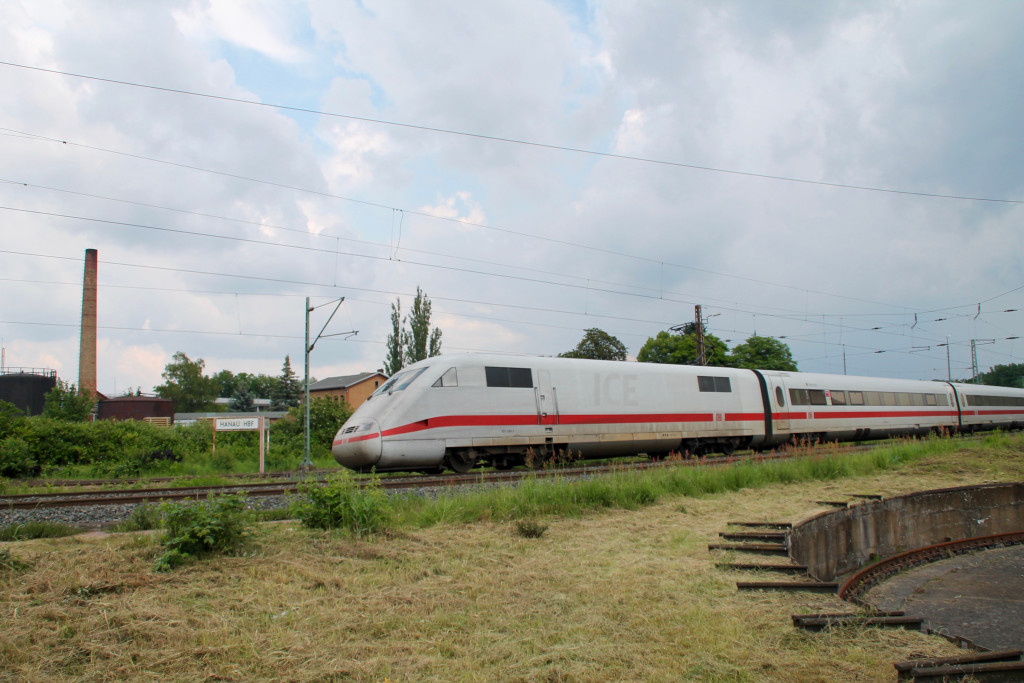 Ein ICE der Baureihe 401 fährt in den Bahnhof Hanau über die Kinzigtalbahn ein, aufgenommen am 05.06.2016.
