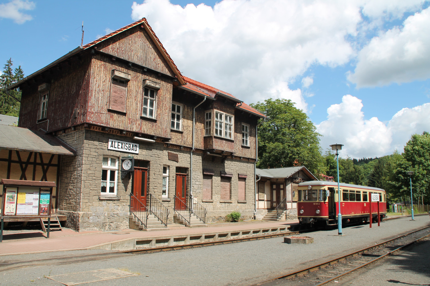 187 011 steht im Bahnhof Alexisbad auf der Selketalbahn, aufgenommen am 03.07.2016.