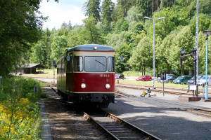187 013 fährt in den Bahnhof Alexisbad auf der Selketalbahn ein, aufgenommen am 03.07.2016.