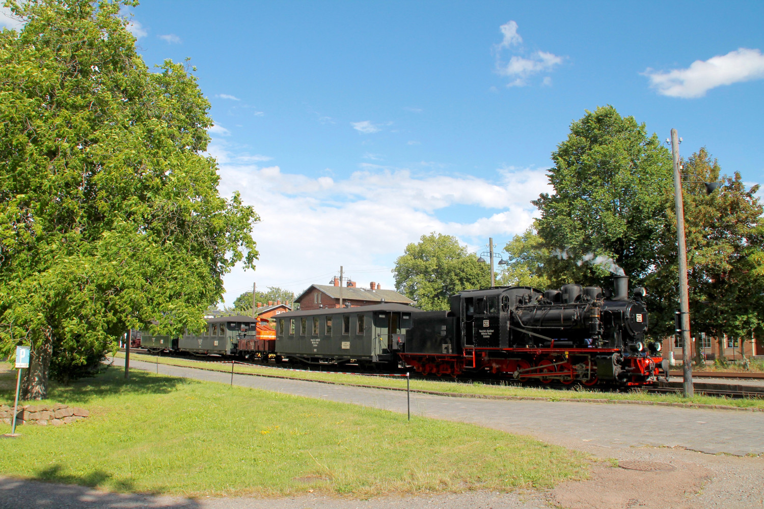Lok 20 der Mansfelder Bergwerksbahnen hält in Benndorf, aufgenommen am 03.07.2016.