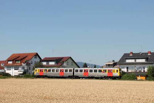 Ein VT2E der HLB bei Liederbach auf der Frankfurt-Königsteiner-Eisenbahn, aufgenommen am 20.07.2016.